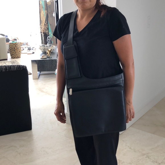 VINTAGE SALVATORE FERRAGAMO BLACK MESSENGER BAG - Picture 4 of 6